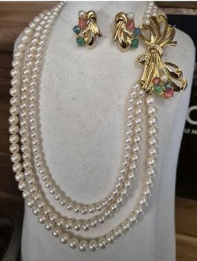 Rare Find Vintage Richelieu Ivory Pearl  Necklace with Carbochon